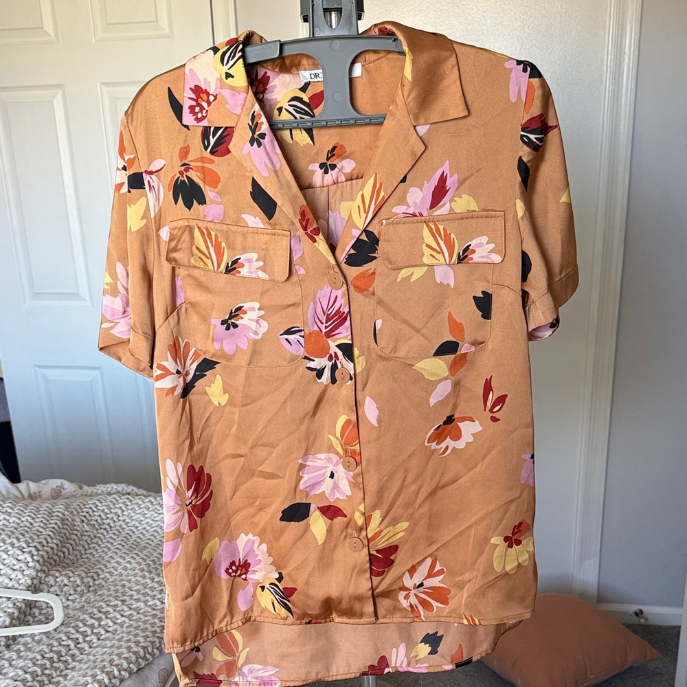 Short sleeve blouse with floral print